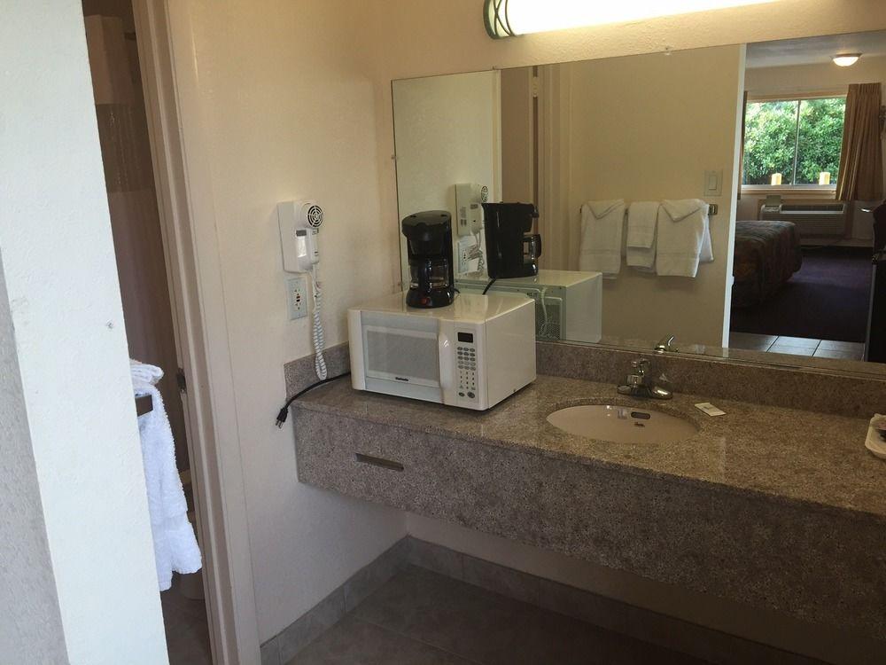 המפטון Belmont Inn And Suites מראה חיצוני תמונה