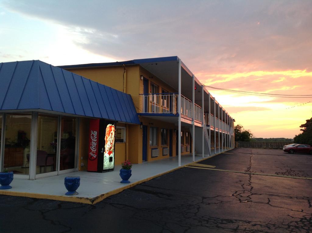 המפטון Belmont Inn And Suites מראה חיצוני תמונה