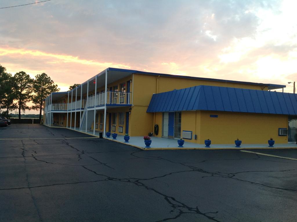 המפטון Belmont Inn And Suites מראה חיצוני תמונה