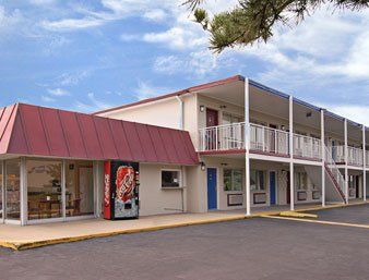 המפטון Belmont Inn And Suites מראה חיצוני תמונה