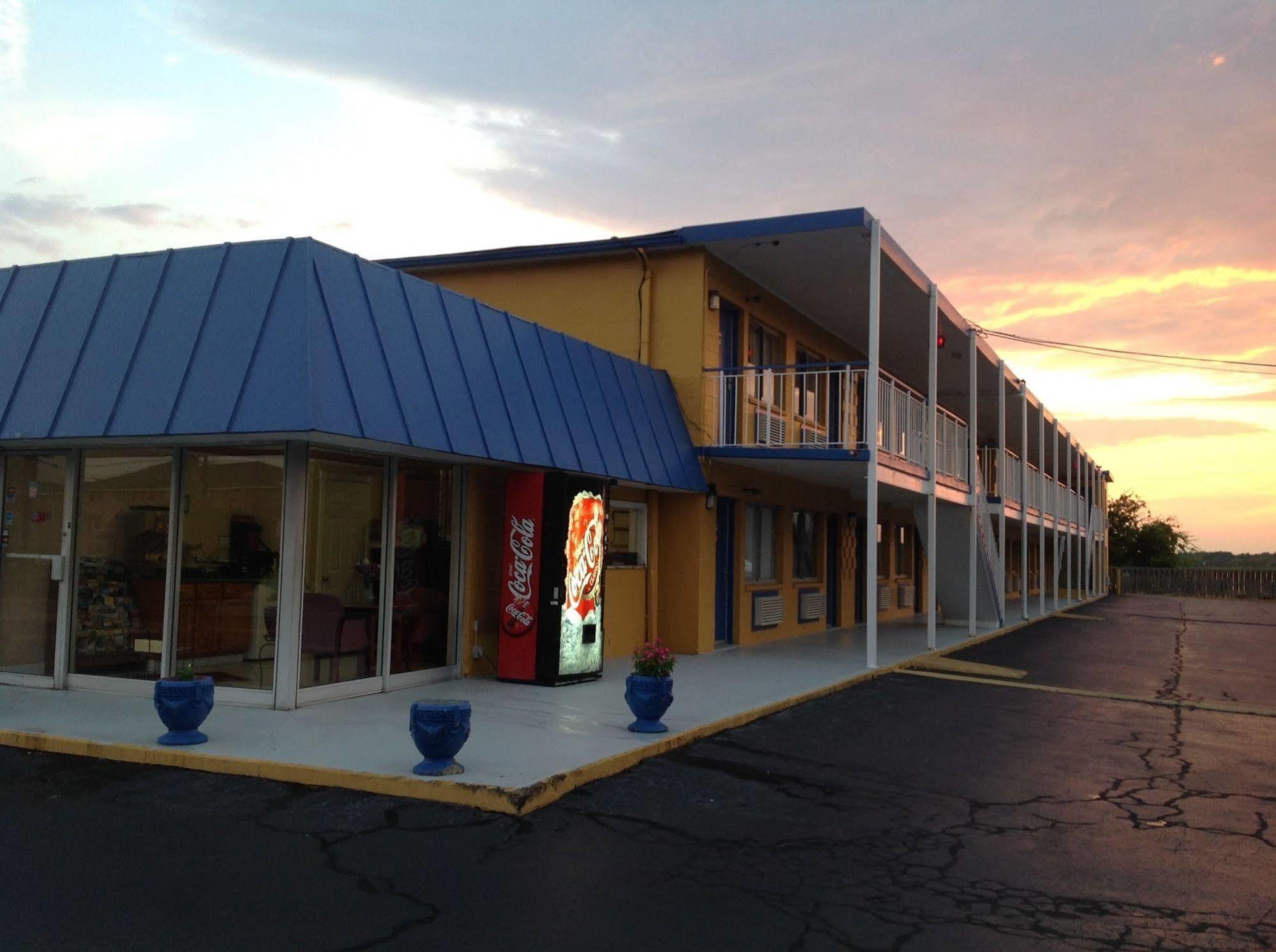 המפטון Belmont Inn And Suites מראה חיצוני תמונה