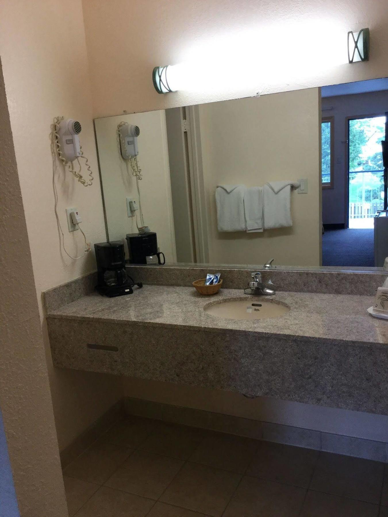המפטון Belmont Inn And Suites מראה חיצוני תמונה
